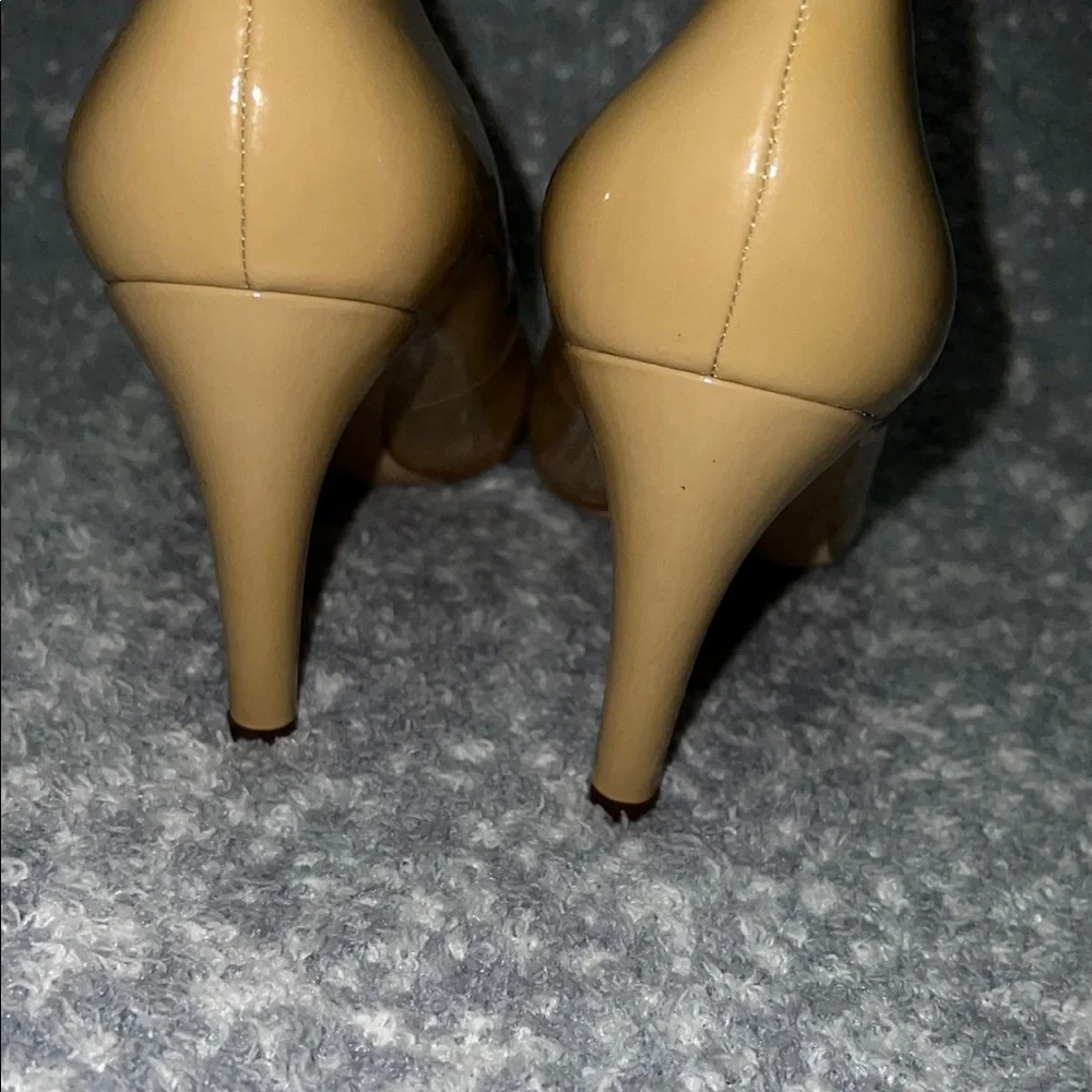 Michael Kors Tan Patent leather sole Heels Timeless Design for perfect fit